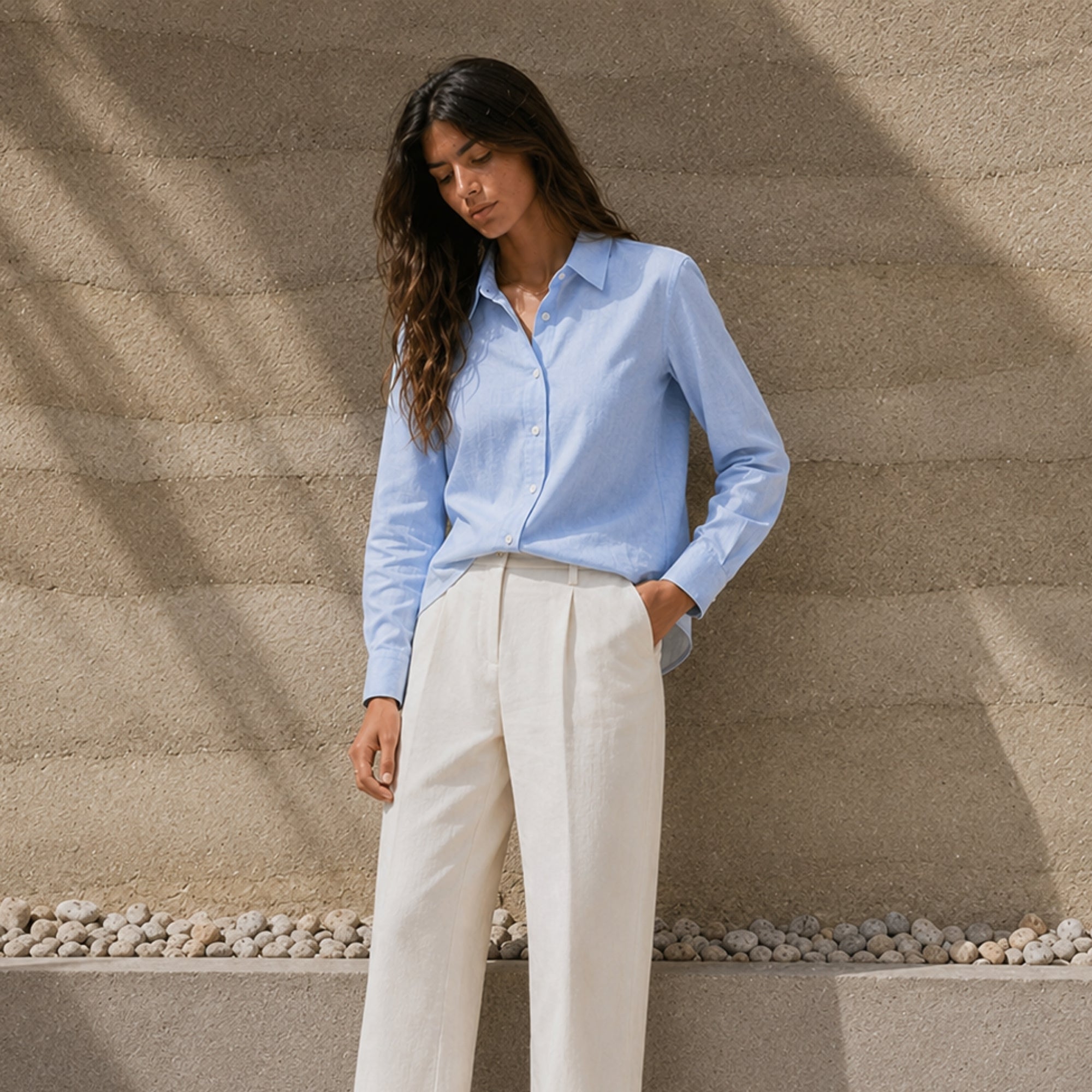 Camisa de lino regular fit en azul claro, vista lifestyle 3, mostrando el cuello, el bajo y la confección relajada