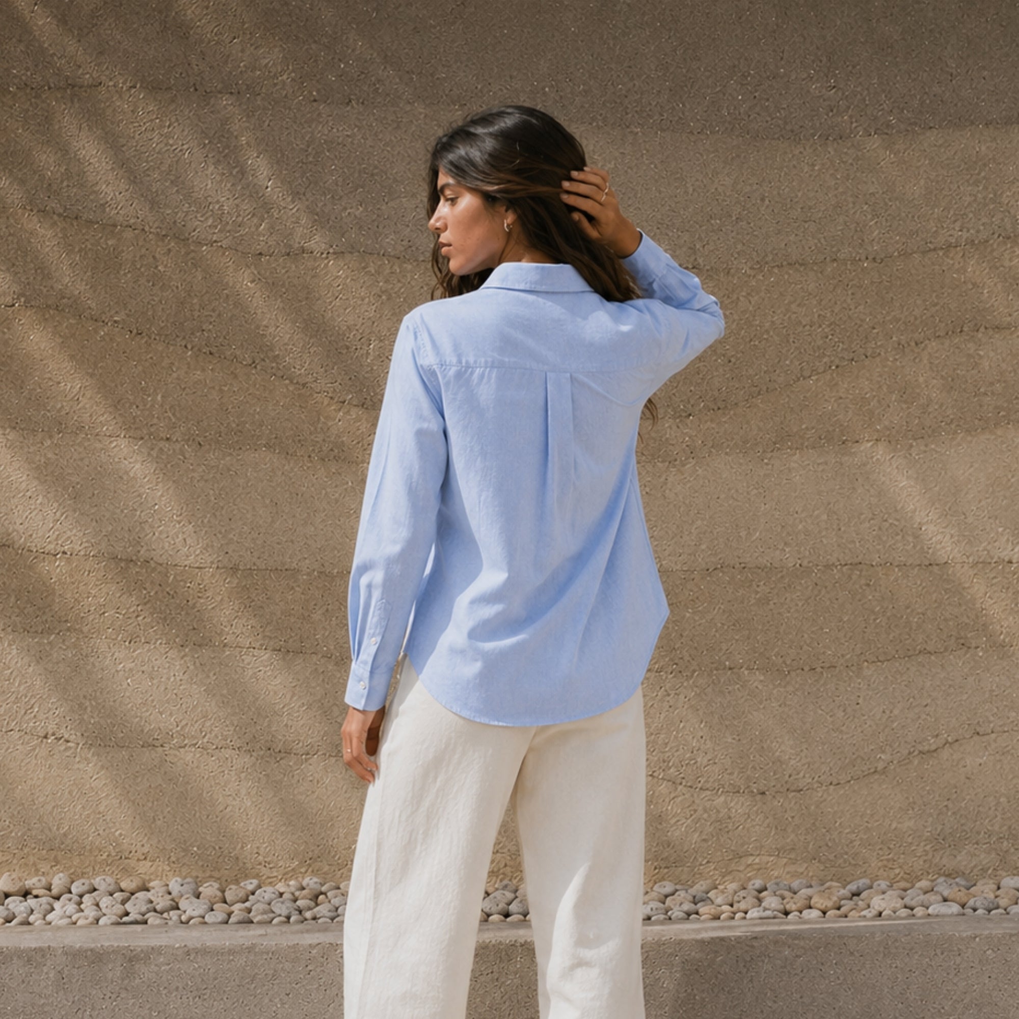 Camisa de lino regular fit en azul claro, vista lifestyle 4, mostrando el cuello, el bajo y la confección relajada