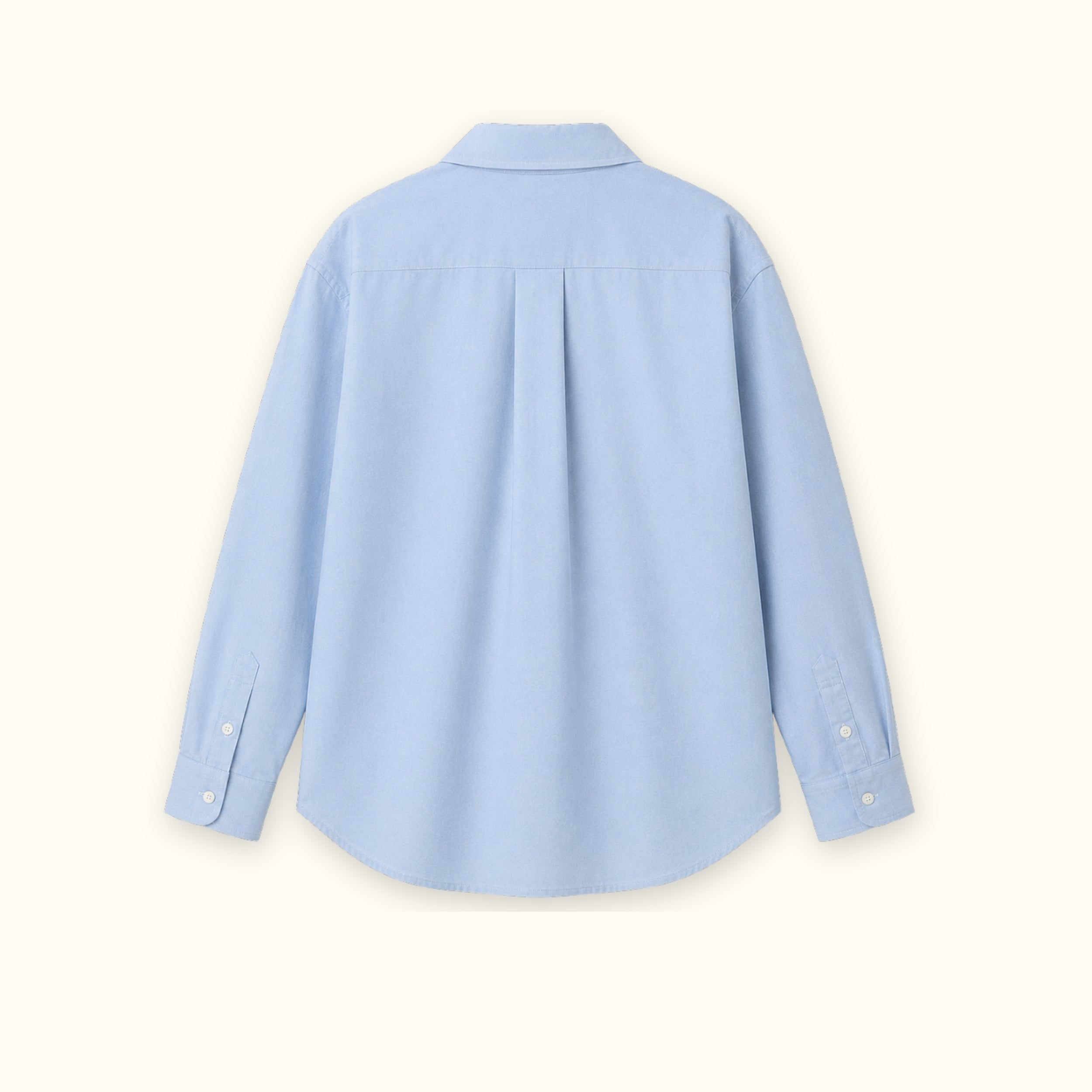 Camisa Oxford medium fit en azul claro, vista trasera, mostrando el cuello, el bajo y la confección relajada