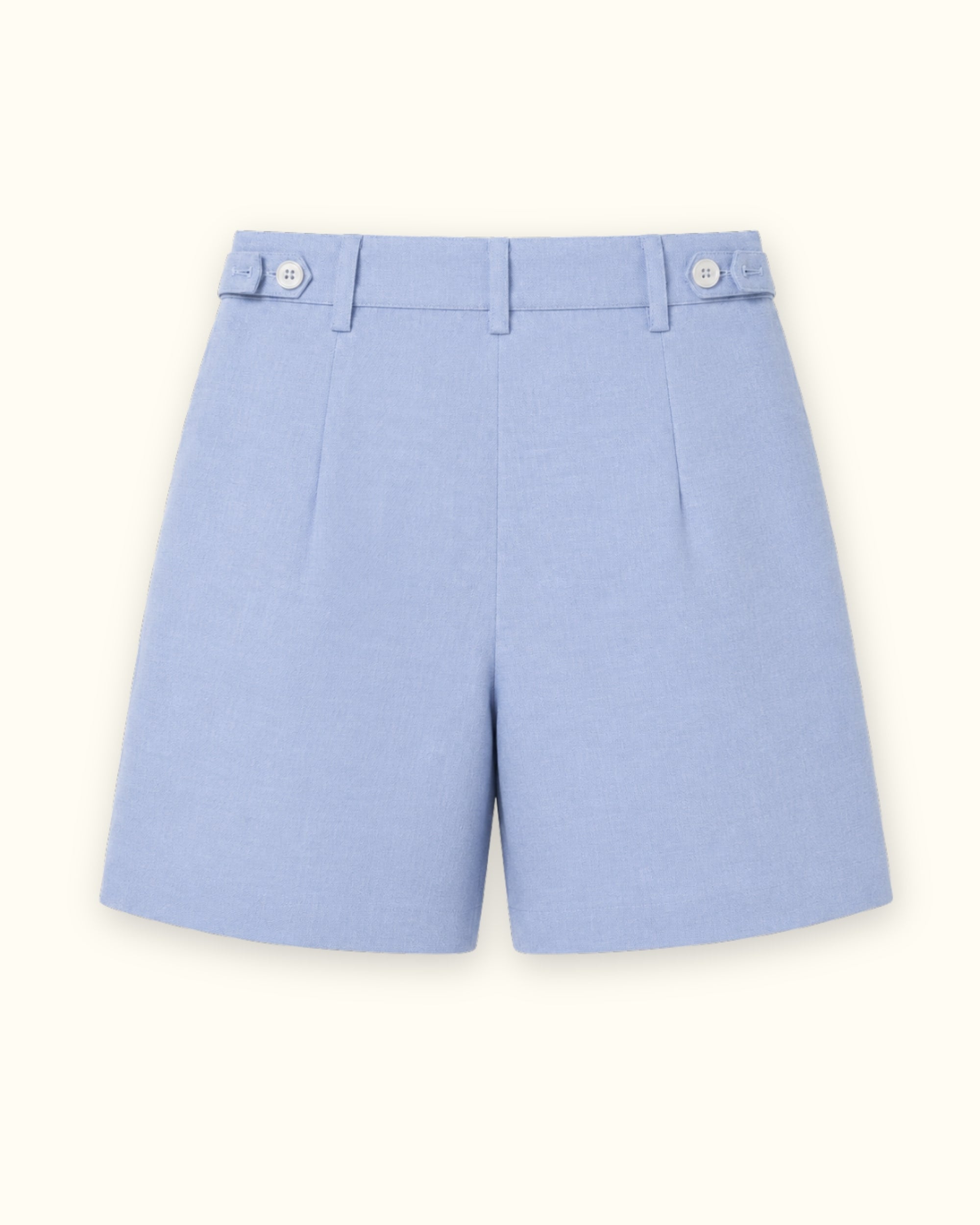 Short en lin ajusté bleu clair, vue de dos, montrant la ceinture et la forme de la jambe