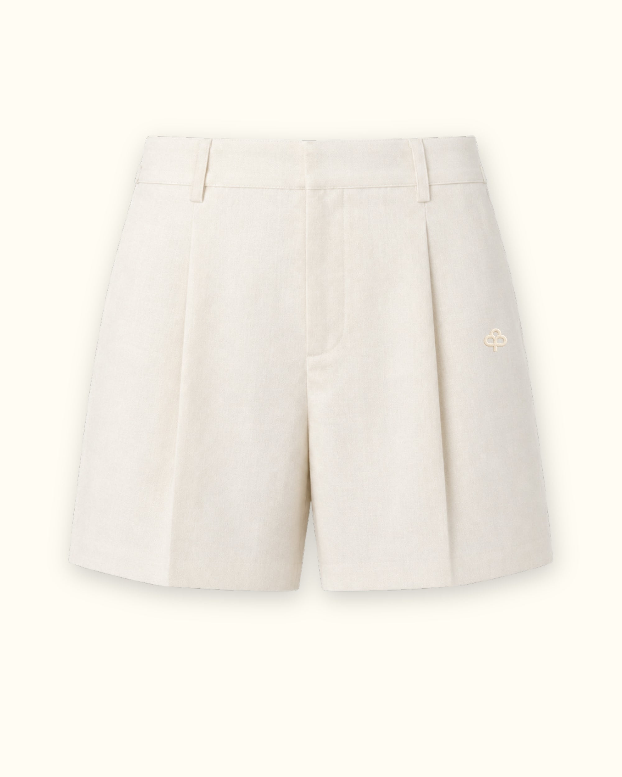 Short en lin ajusté off white, vue de face, montrant la ceinture et la forme de la jambe