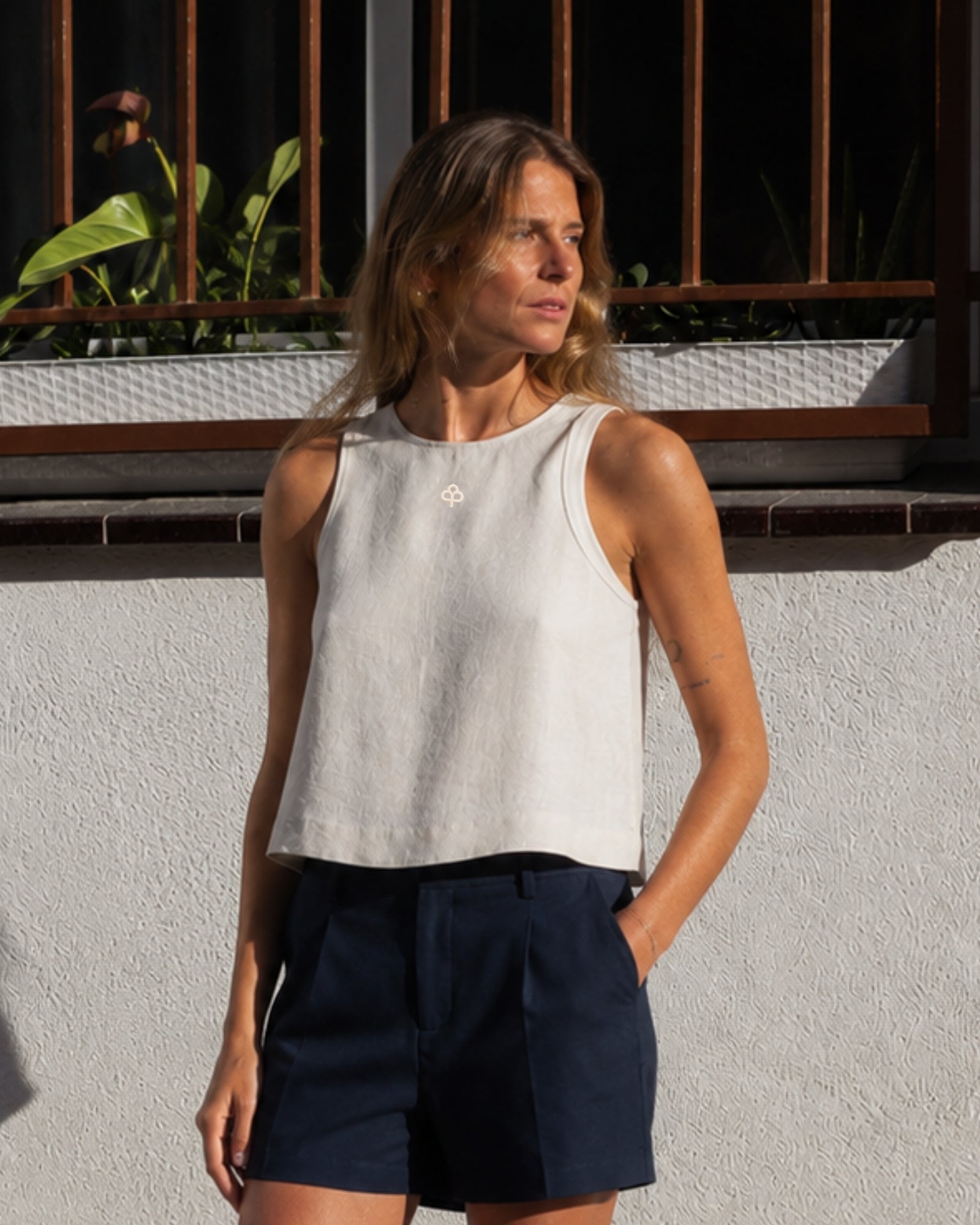 Top en lin sans manches off white, vue lifestyle 1, montrant l’encolure et la coupe sans manches
