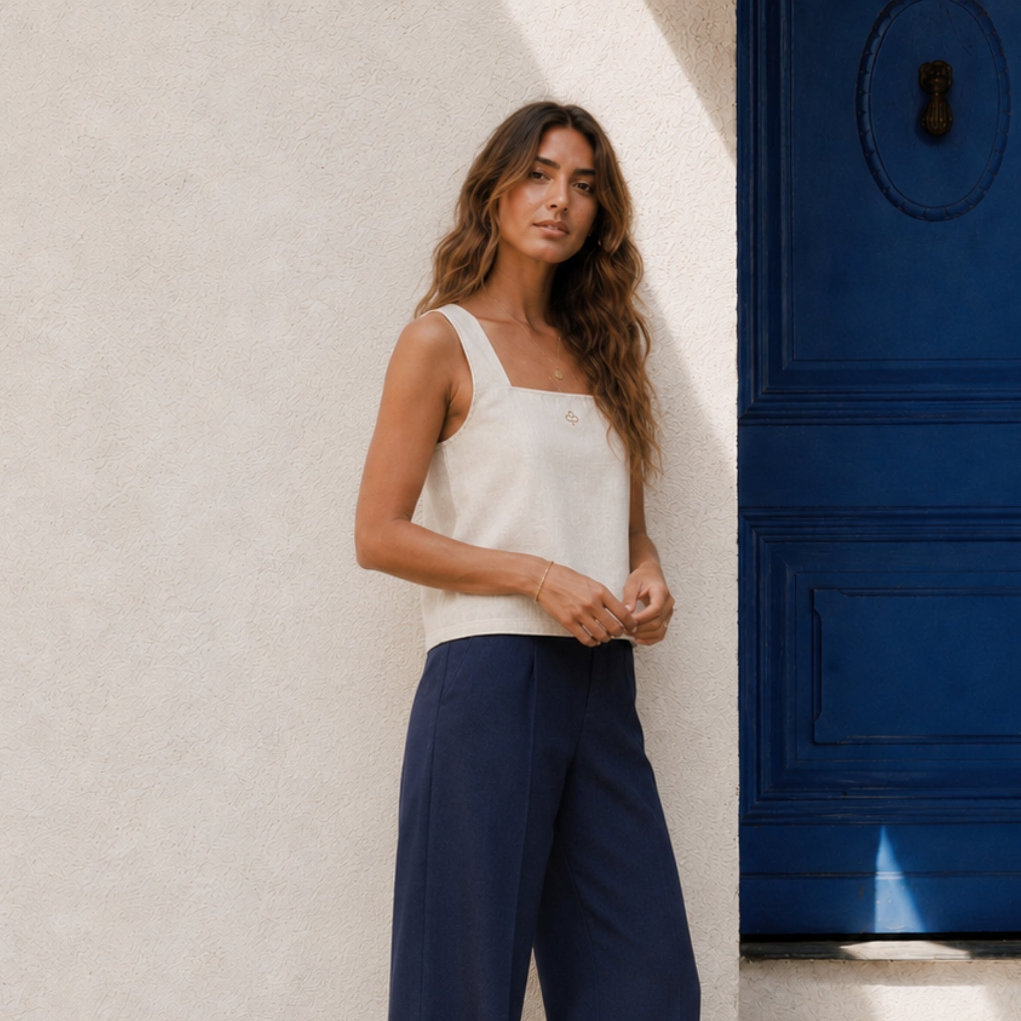 Top de lino con escote cuadrado en Off White, vista lifestyle 2, mostrando el escote y la silueta sin mangas