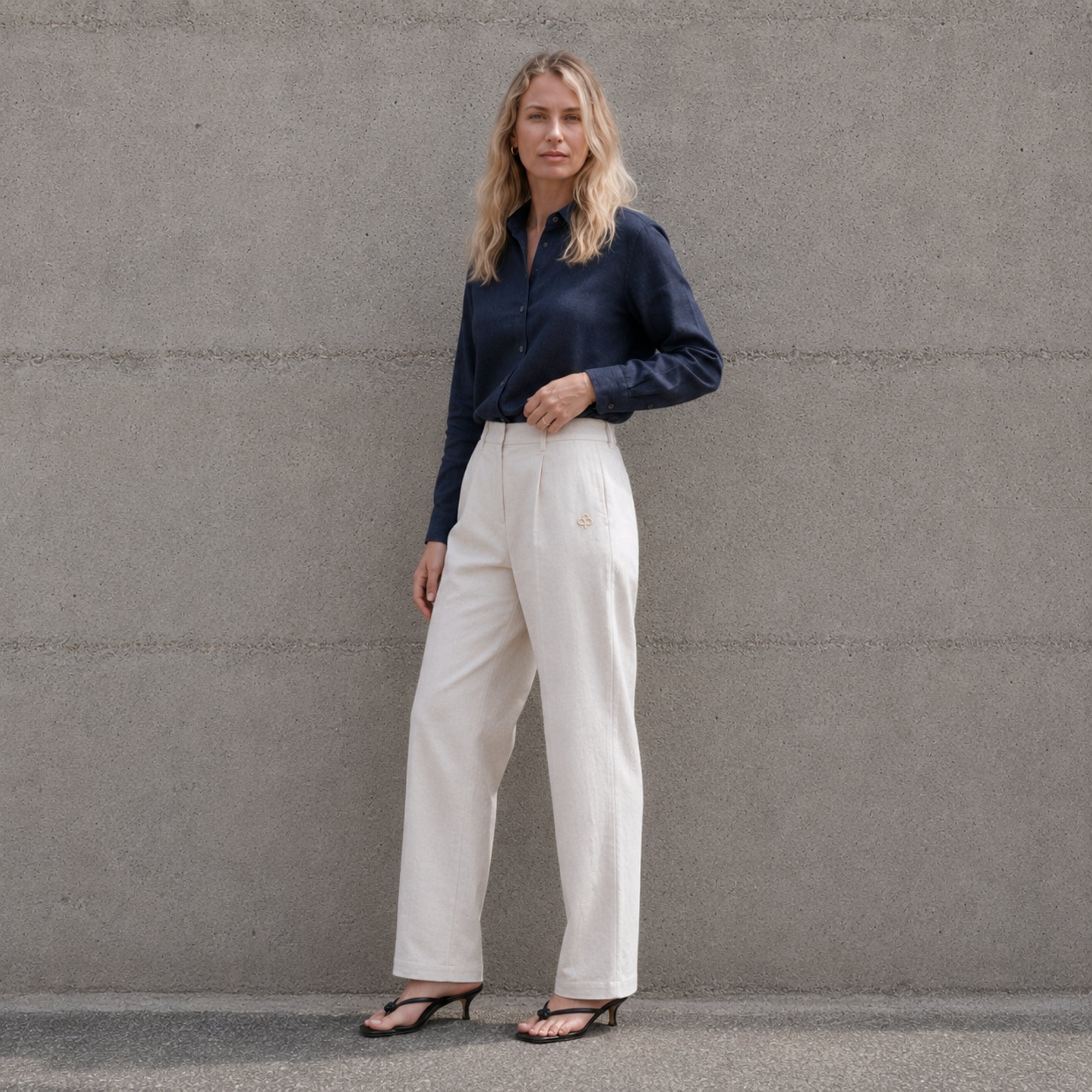 Pantalón straight leg de lino en Off White, vista lifestyle 2, mostrando las pinzas y la pierna recta