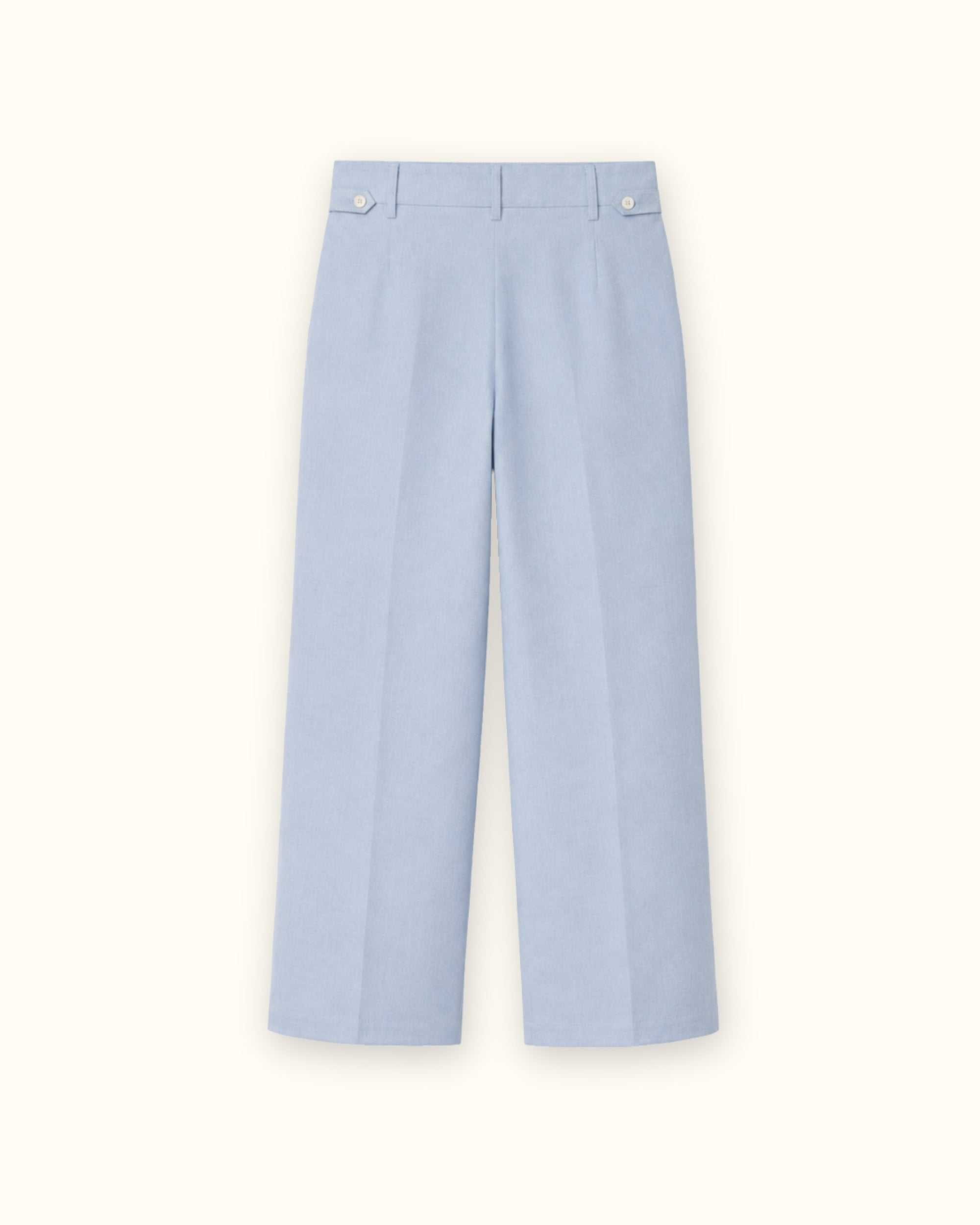 Pantalon droit en lin bleu clair, vue de dos, montrant les plis et la coupe droite
