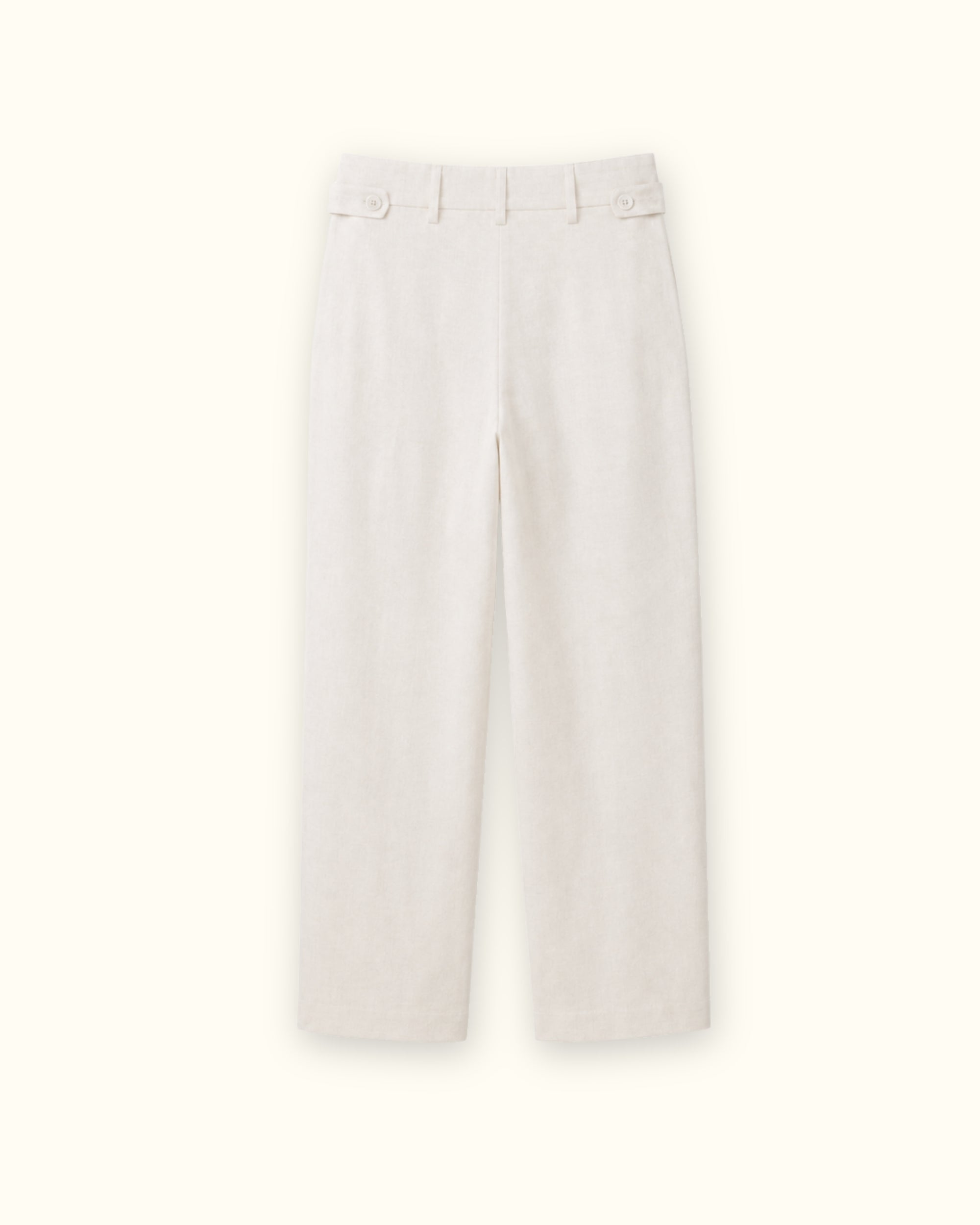 Pantalon droit en lin off white, vue de dos, montrant les plis et la coupe droite