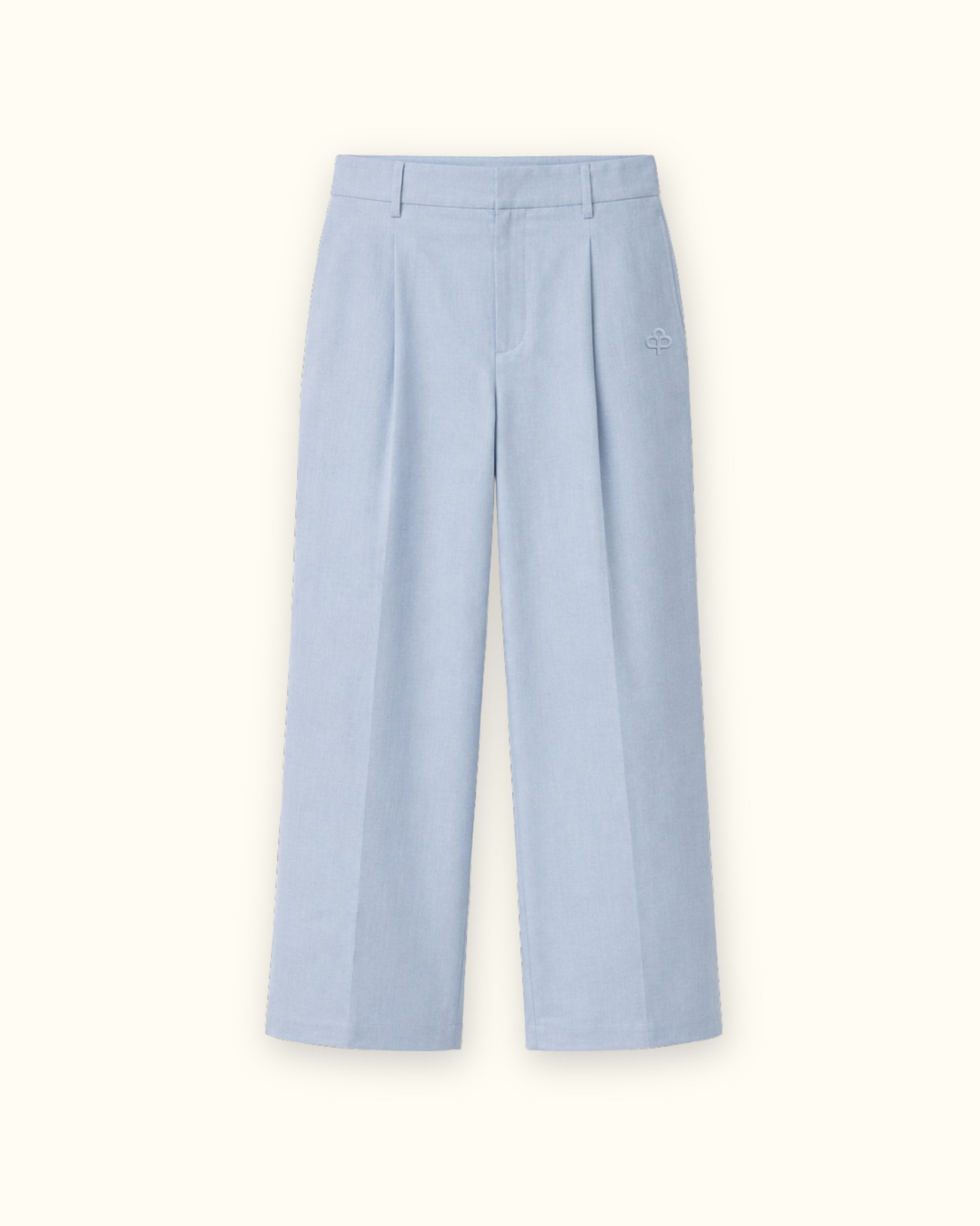 Pantalon droit en lin bleu clair, vue de face, montrant les plis et la coupe droite