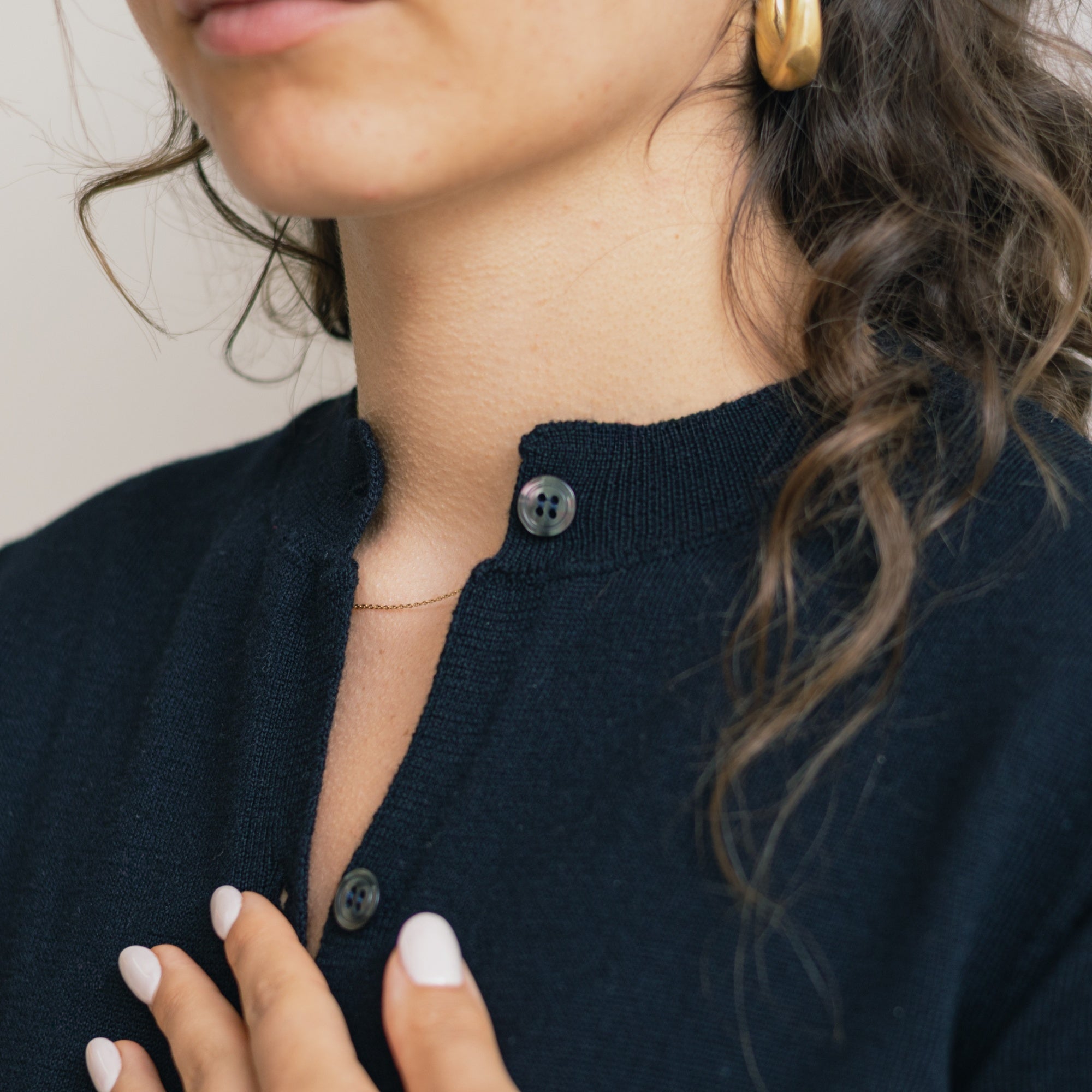 Extra fine merino wool cardigan in Black - view 3 - Pamuuc