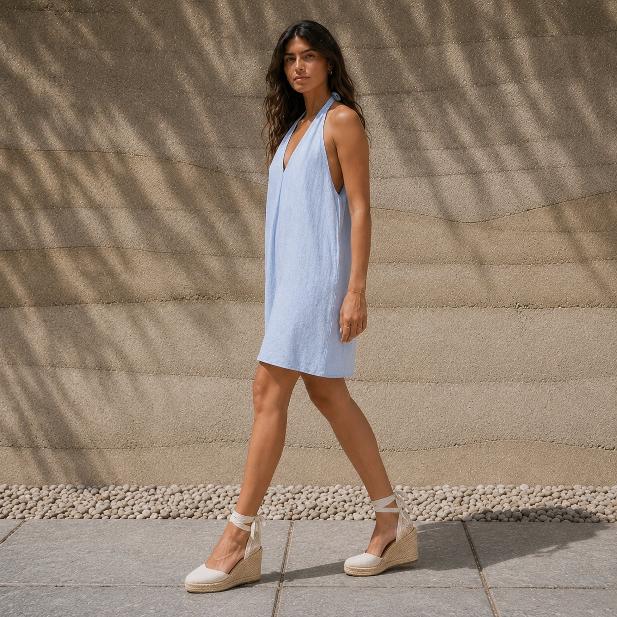 Vestido halter de lino en azul claro, vista lifestyle 1, mostrando el escote y la silueta del vestido