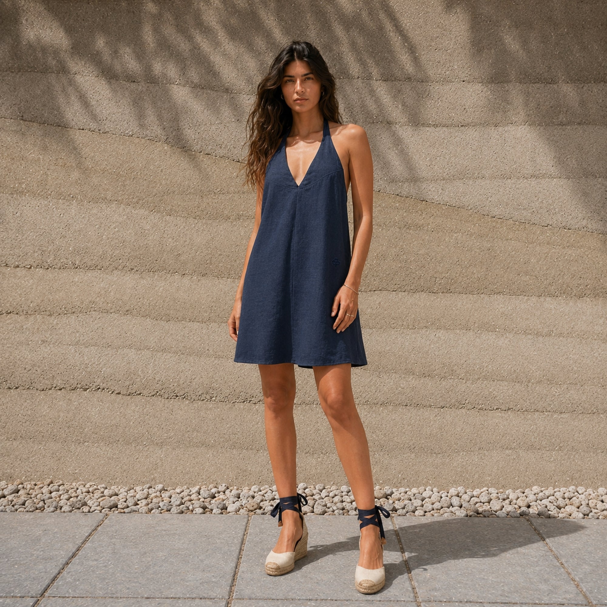 Vestido halter de lino en azul marino, vista lifestyle 1, mostrando el escote y la silueta del vestido