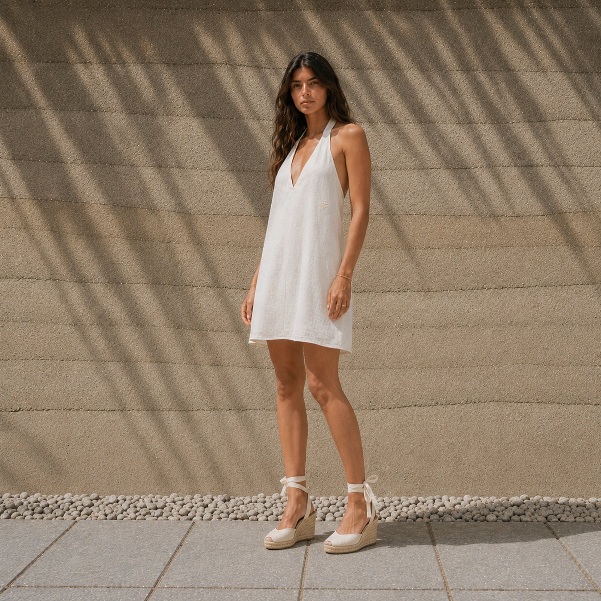 Vestido halter de lino en Off White, vista lifestyle 2, mostrando el escote y la silueta del vestido