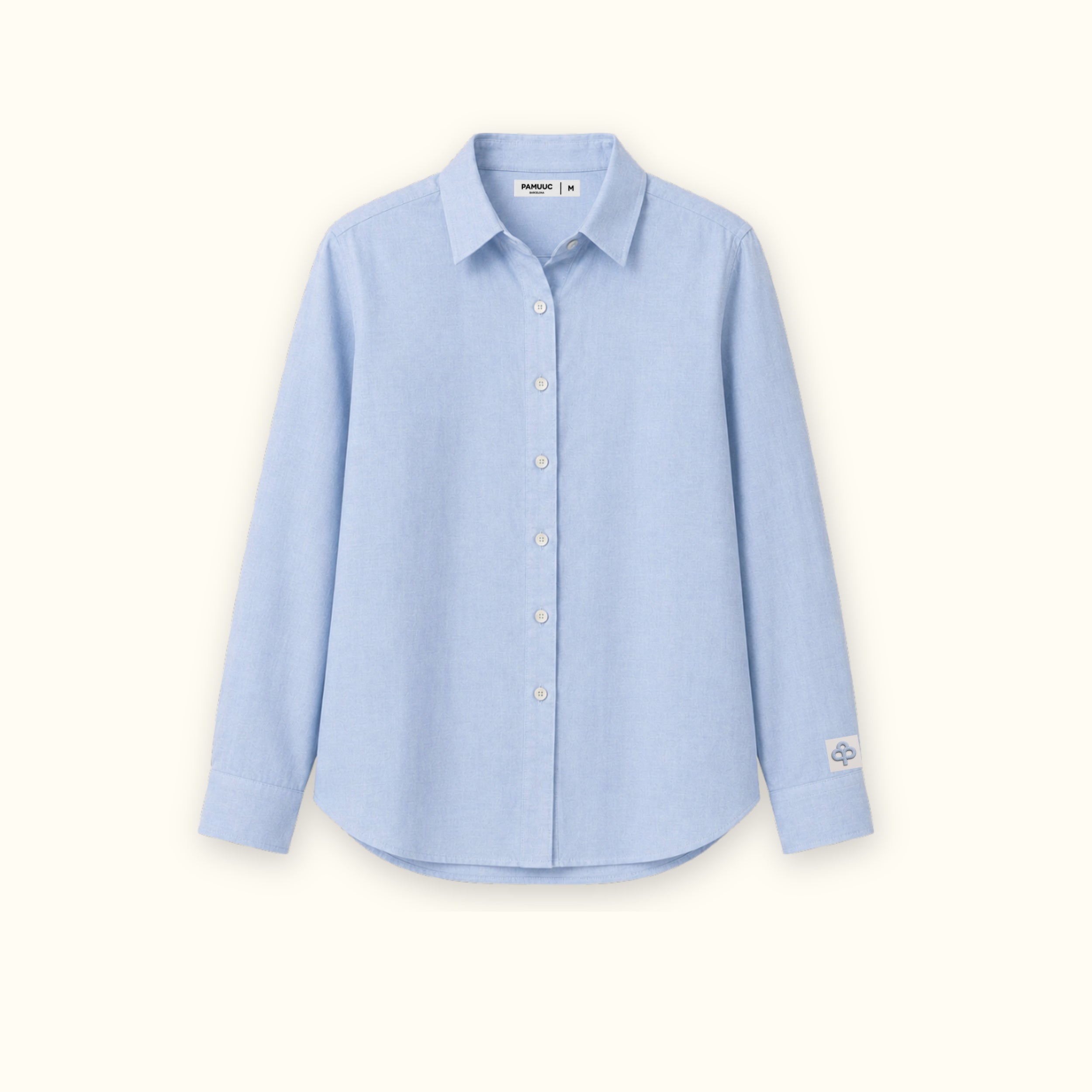 Camisa de lino regular fit en azul claro, vista frontal, mostrando el cuello, el bajo y la confección relajada