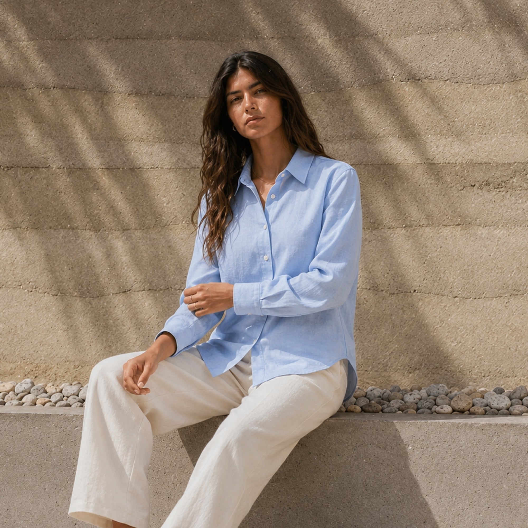 Camisa de lino regular fit en azul claro, vista lifestyle 1, mostrando el cuello, el bajo y la confección relajada