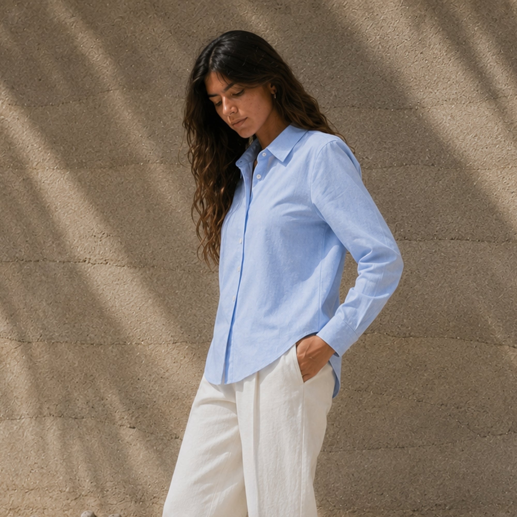 Camisa de lino regular fit en azul claro, vista lifestyle 2, mostrando el cuello, el bajo y la confección relajada