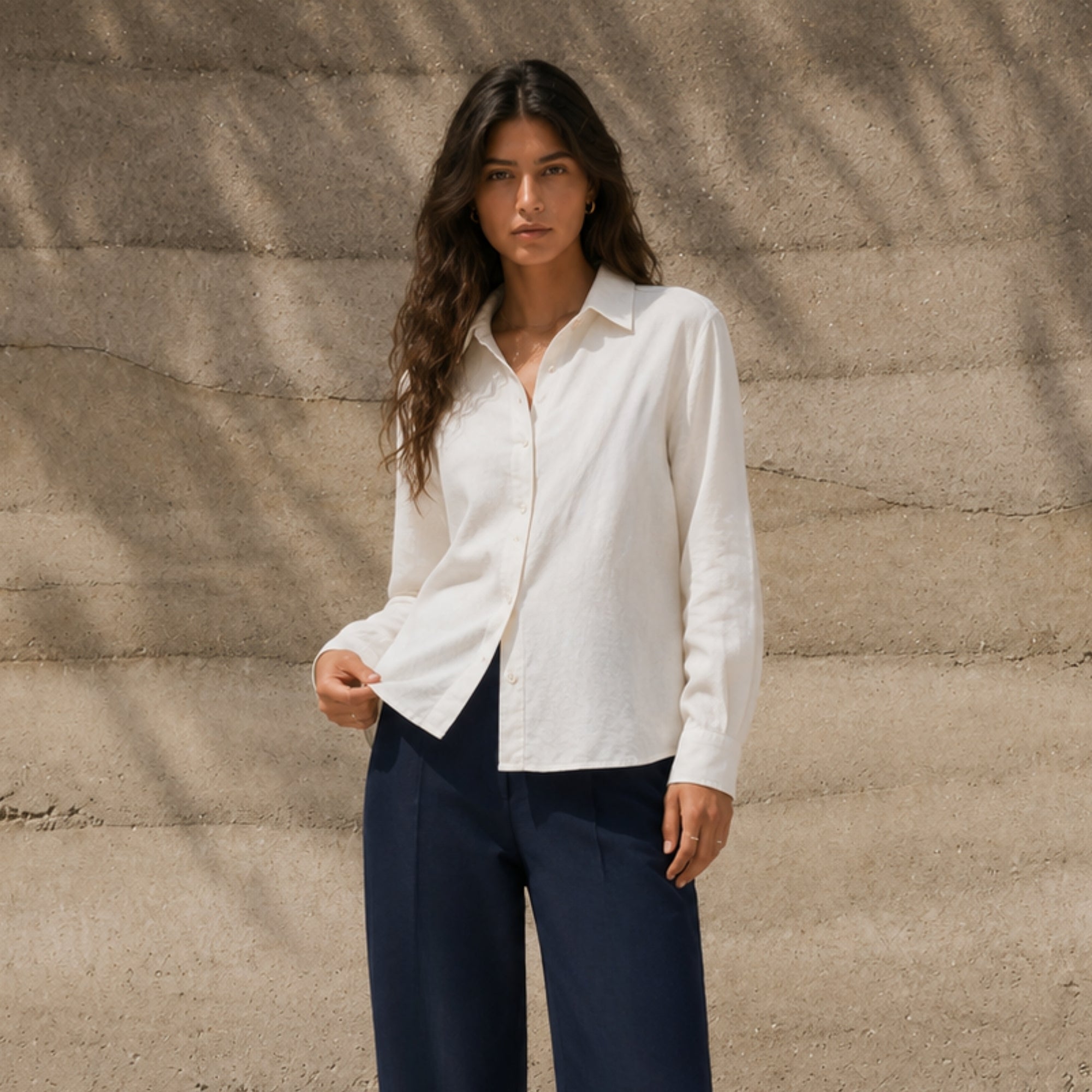 Camisa de lino regular fit en Off White, vista lifestyle 1, mostrando el cuello, el bajo y la confección relajada