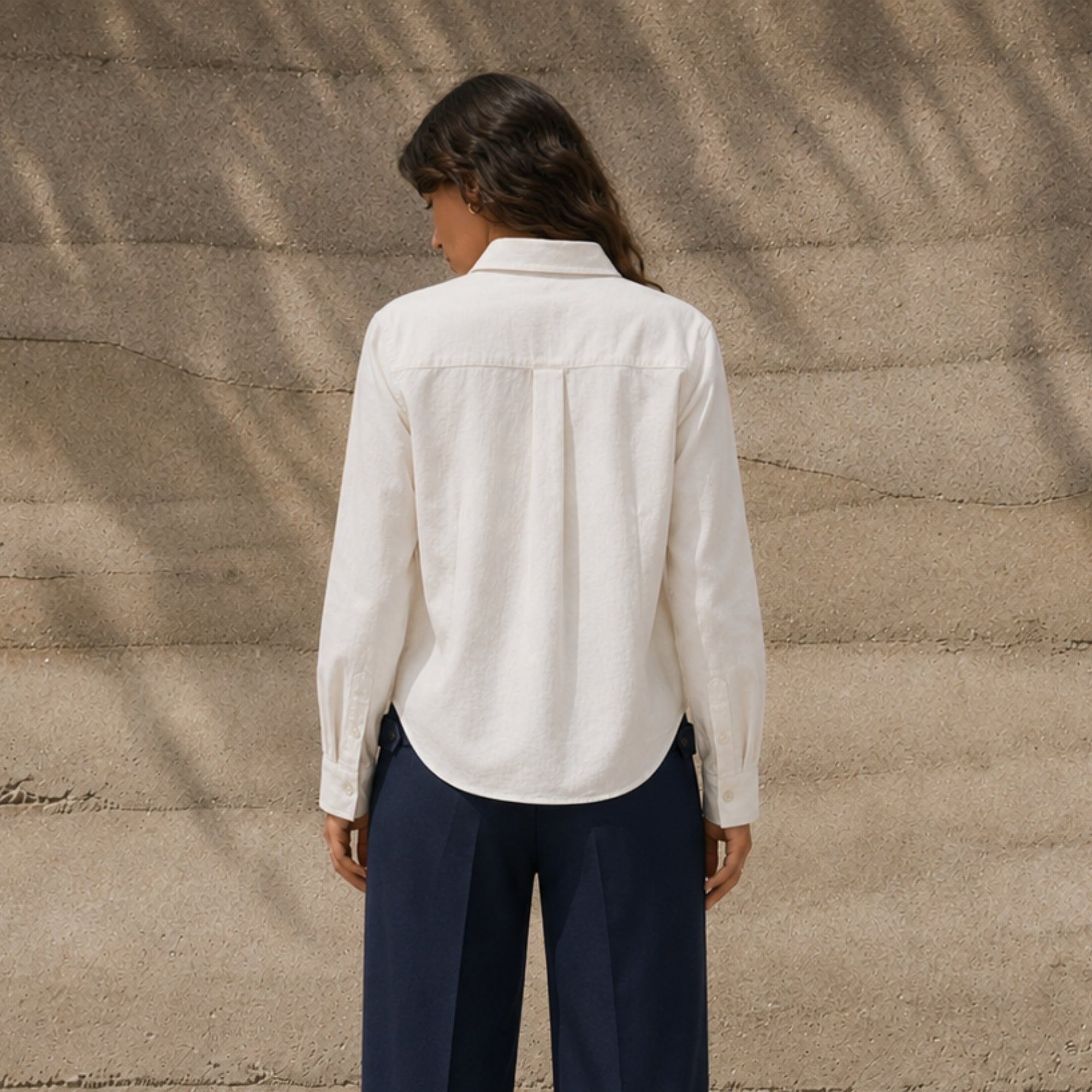 Camisa de lino regular fit en Off White, vista lifestyle 4, mostrando el cuello, el bajo y la confección relajada