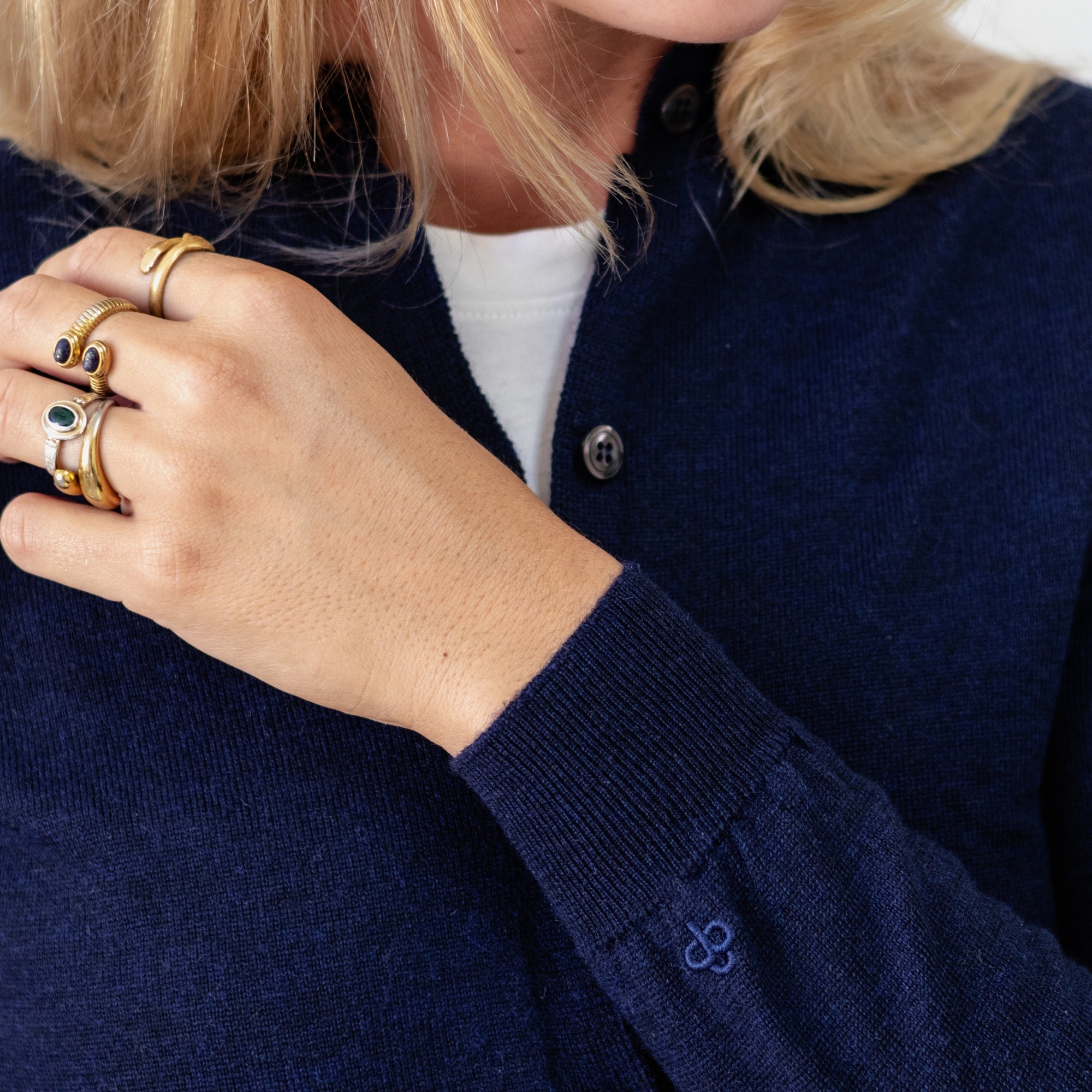 Extra fine merino wool cardigan in Navy - view 4 - Pamuuc