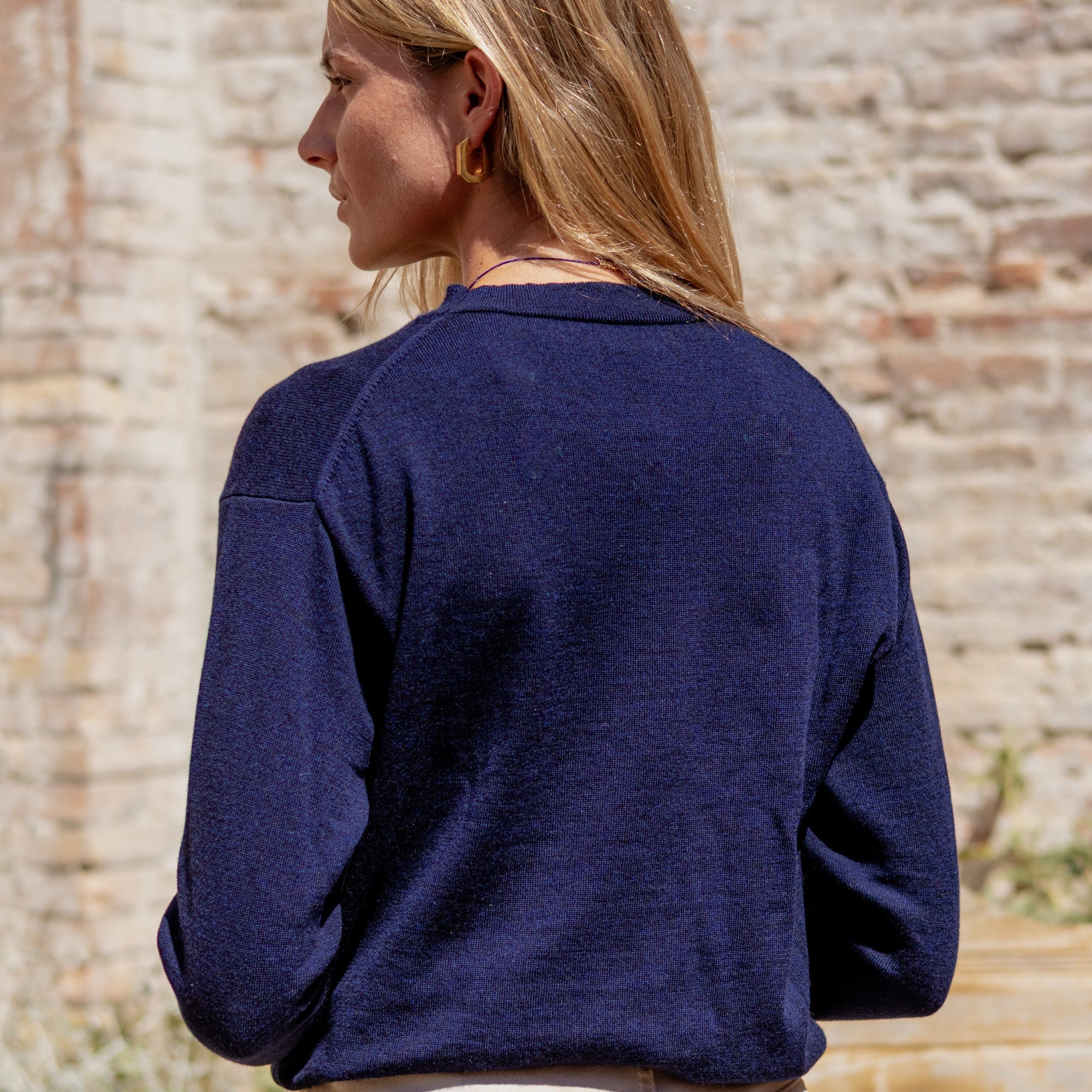 Extra fine merino wool crew neck sweater in Navy - view 3 - Pamuuc