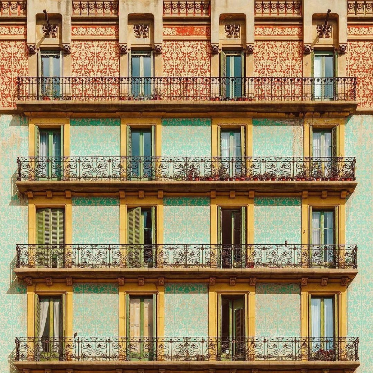 Colorful Barcelona building facade with balconies, representing Pamuuc’s pre-order model.