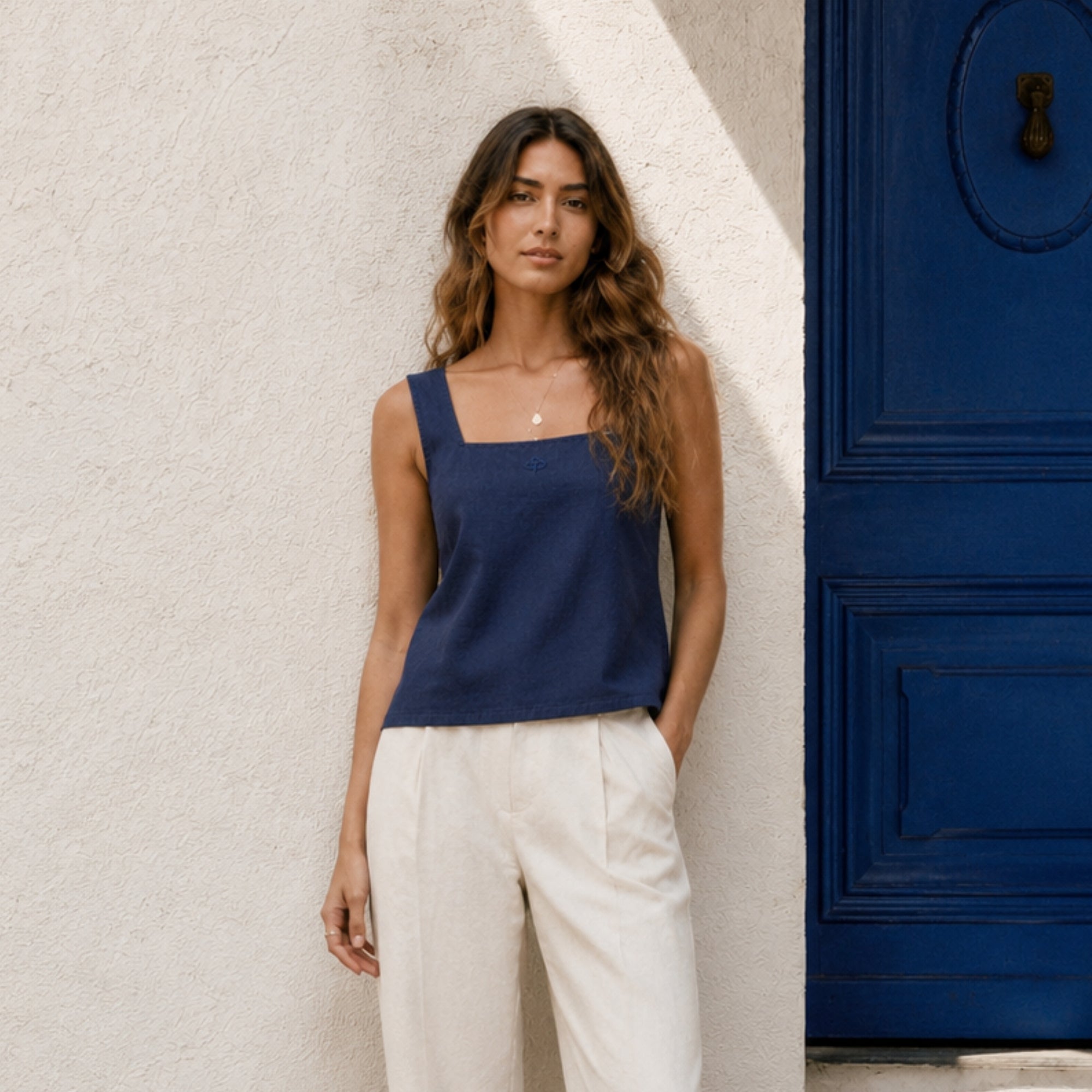 Top de lino con escote cuadrado en azul marino, vista lifestyle 1, mostrando el escote y la silueta sin mangas