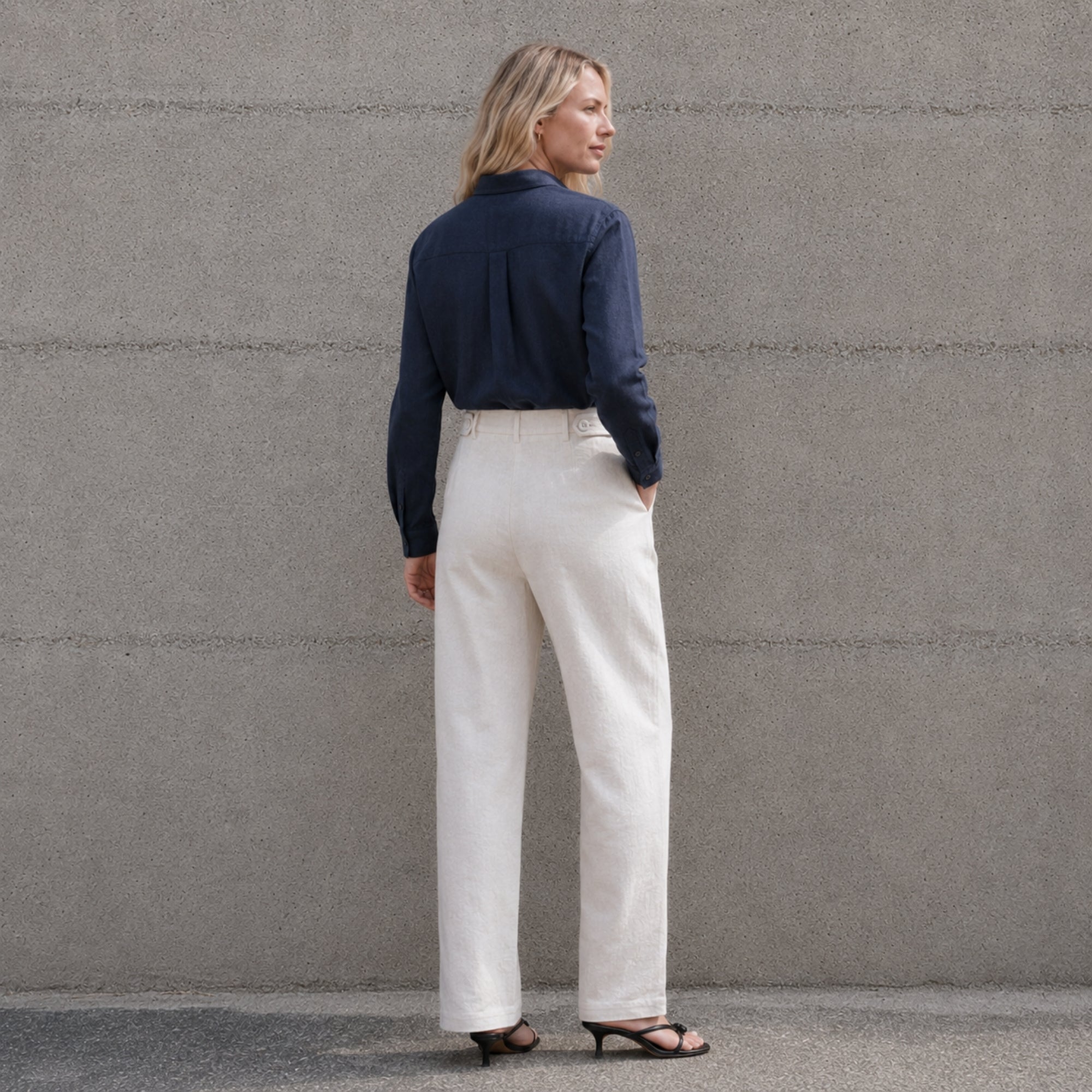Pantalón straight leg de lino en Off White, vista lifestyle 4, mostrando las pinzas y la pierna recta