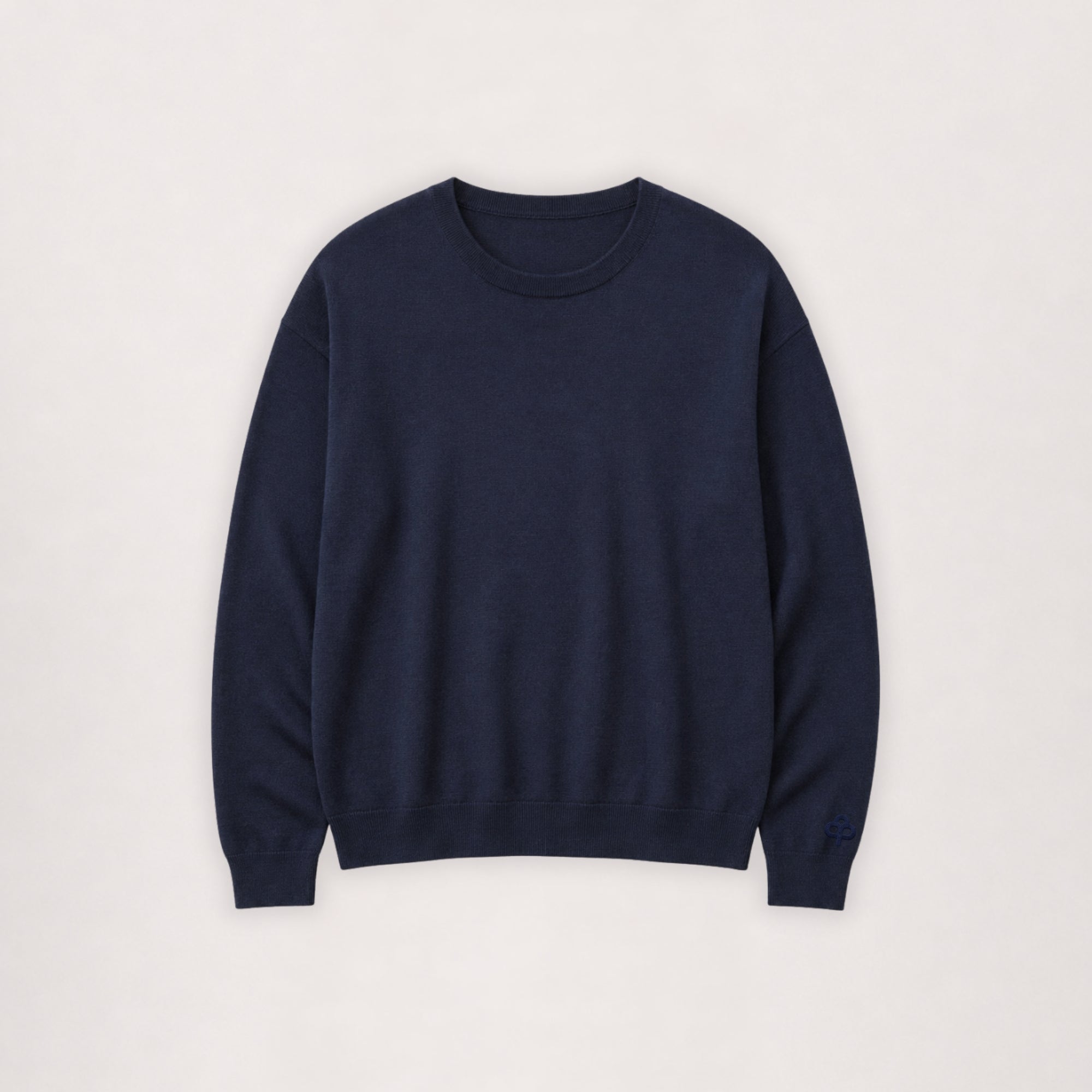 Pull à col rond en laine mérinos bleu marine, vue à plat de face